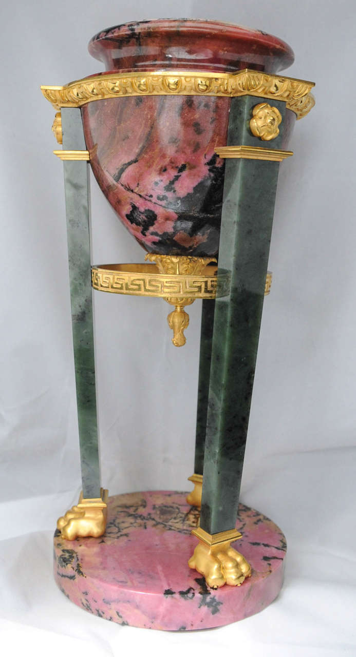 A Russian gilt bronze mounted rhodentite and nephrite tazza, circa 1850. In Excellent Condition For Sale In Amsterdam, Noord Holland