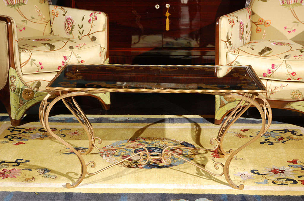 20ième siècle Table basse en fer forgé à la feuille d'or et plateau en miroir, France, vers les années 1930 en vente