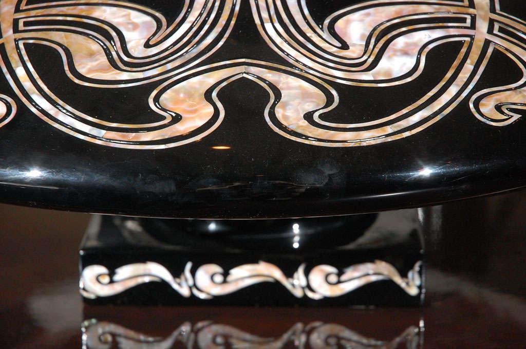 Mother of Pearl and Black Lacquer Decorative Planter In Good Condition For Sale In Los Angeles, CA