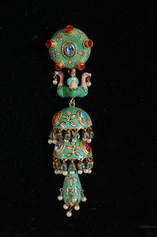One of the most spectacular of the Schap jewels.  Attributed to Jean Schlumberger.
This pin has 4 drops from top round piece. Shown in  the Museum Arte Decoratif in Paris.