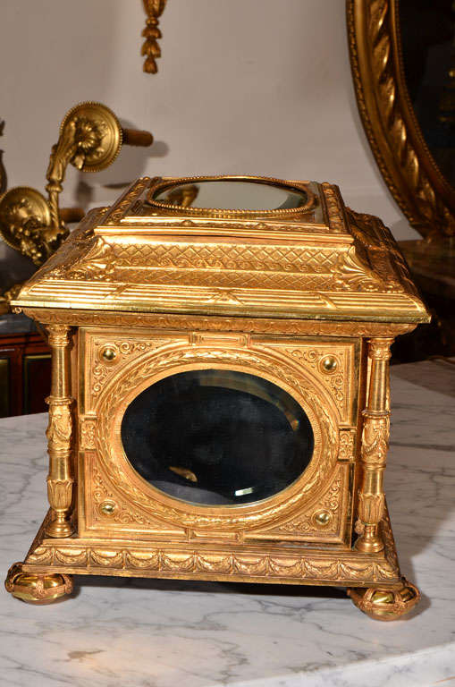 Bronze Grande boîte de table en bronze doré du 19ème siècle en vente