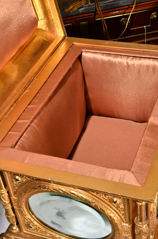 Grande boîte de table en bronze doré du 19ème siècle en vente 1