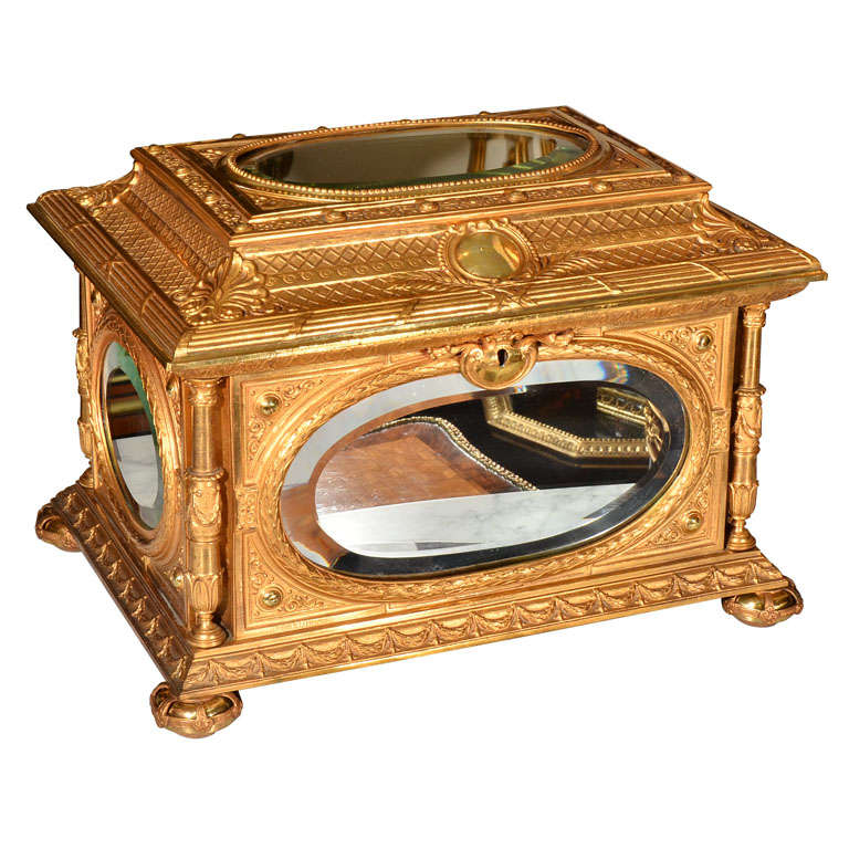 Grande boîte de table en bronze doré du 19ème siècle en vente