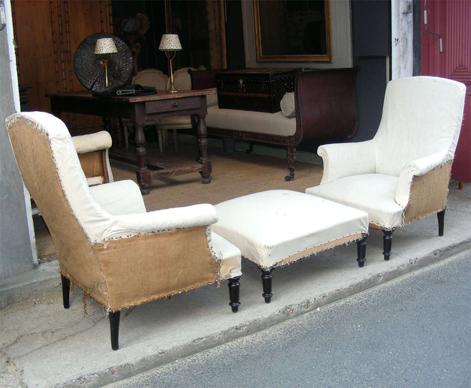 End of 19th century Napoleon III duchesse brisée in three parts, with darkened wood legs. Ottoman height 40 cm., length 72 cm., depth 67 cm. To be reupholstered.