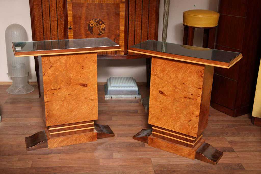 Pair of Art Deco side tables in mahogany veneer, lemon tree, burl maple, surmounted by a glass top. Measures: H 27 ½ in., L 26 1/3 in., D 12 in.