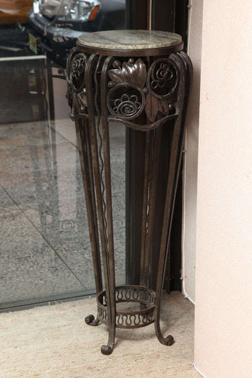 RAYMOND SUBES (1893-1970) for BORDEREL et ROBERT<br />
Patinated Wrought Iron Stand decorated with stylized foliage motif and surmounted by marble top.<br />
Height: 43.7 in ( 111 cm ), 14” top diameter