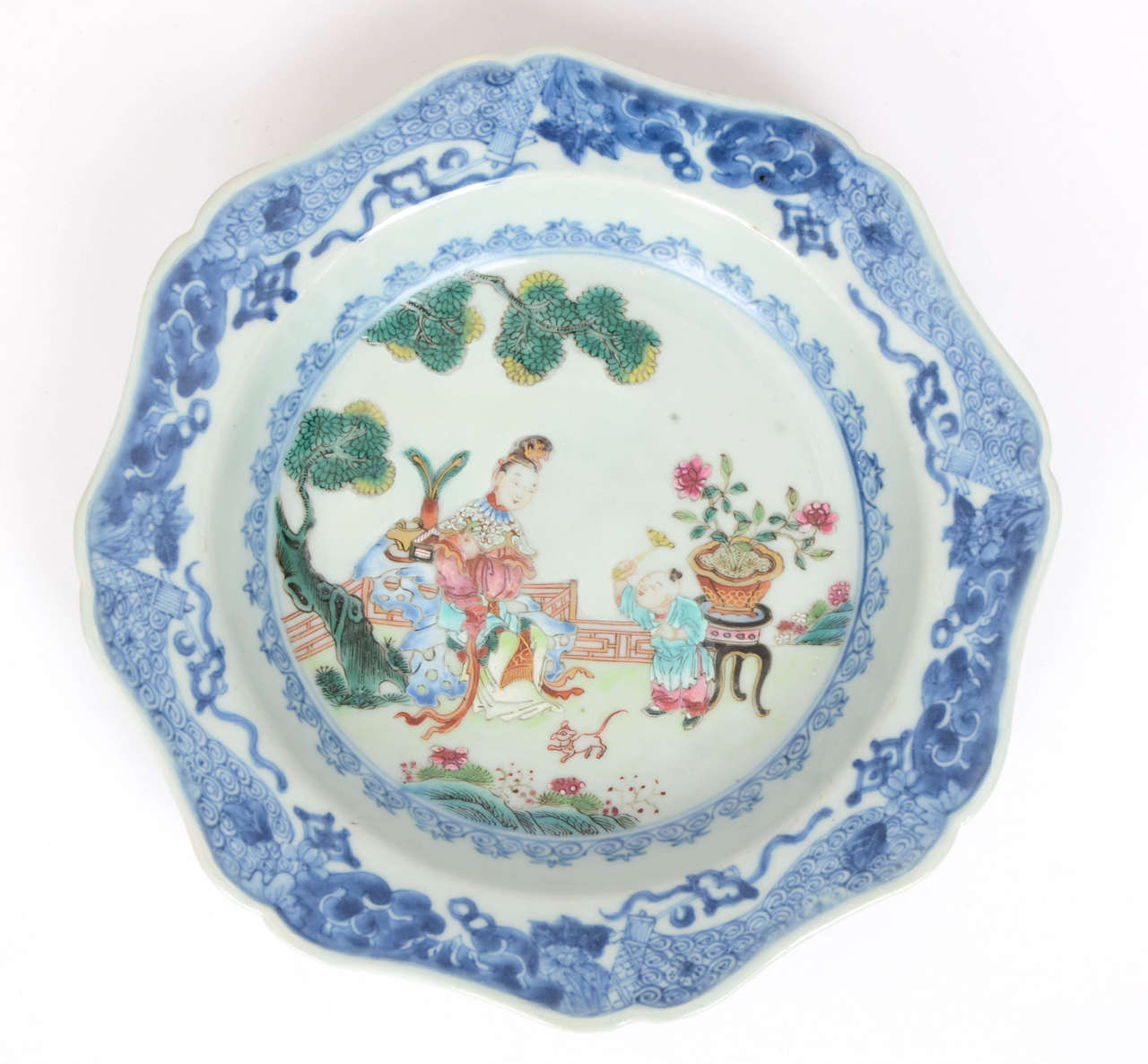 This is a superb quality Chinese porcelain bowl from the Qing dynasty, Kangxi period, circa 1662-1722.

The bowl has a shaped curved octagonal edge with an underglaze blue multiple border design of clouds, lozenge and other symbols.

 The