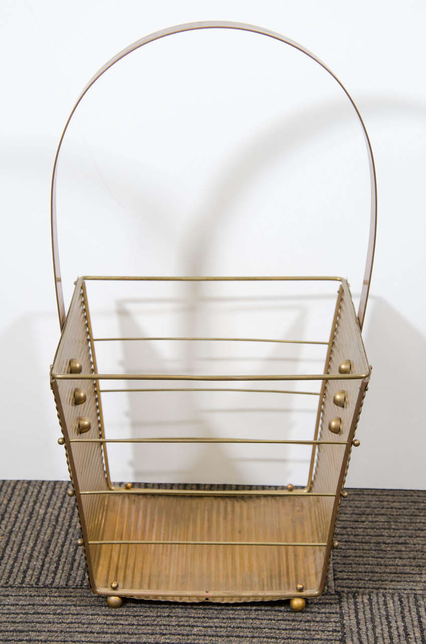 Italian Mid-Century Modern 1950s brass magazine basket. Original condition. Basket measures 11 3/8