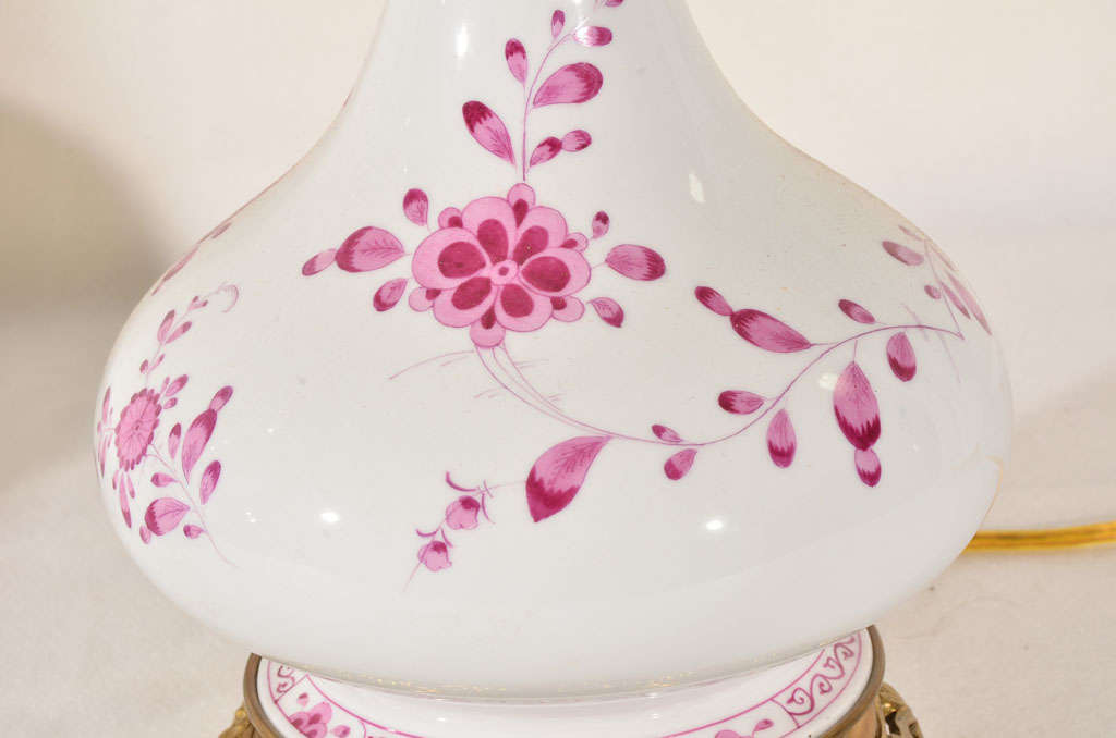 Meissen, pink Onion Pattern, Gourd shaped Oil Lamps, elecrified For Sale 1