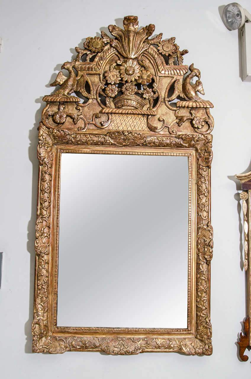XVIIIe siècle et antérieur Miroir en bois doré de style Régence en vente