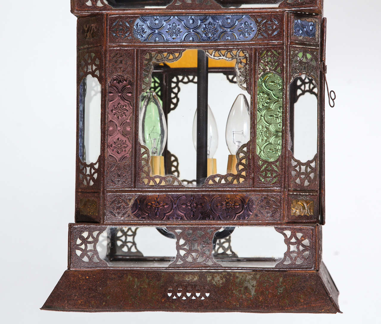 Très beau luminaire artisanal en verre marocain, pouvant être utilisé comme lampe de table ou luminaire suspendu. Verre multicolore bleu, vert, ambre et violet, arcs mauresques de chaque côté, ornés d'un motif filigrané, verre transparent dans le