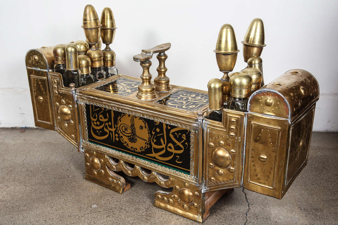 Turkish Brass Valet Shoe Shine Decorative Stand Valet In Good Condition In North Hollywood, CA