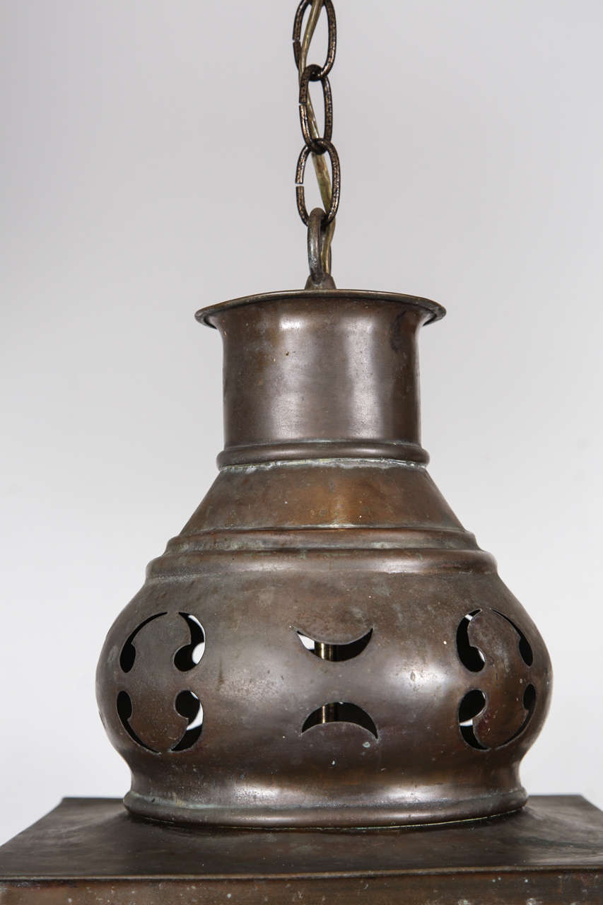 Lustre lanterne de hall de style marocain, mauresque et espagnol.
Antique Hispano Moresque en métal avec verre clair, recâblé avec une grappe de trois lumières, livré avec une chaîne de 3 pieds et un baldaquin de plafond.