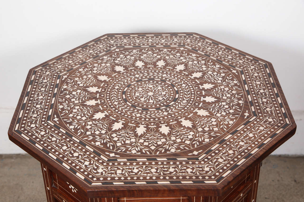 Anglo Indian folding Rosewood Ivory Inlaid Octagonal Side Table. In Excellent Condition In North Hollywood, CA