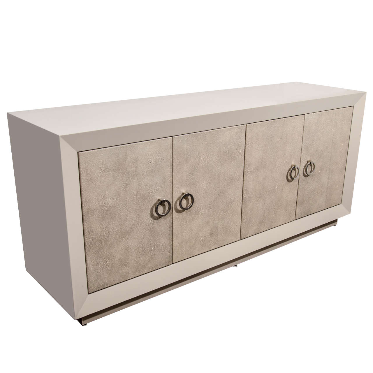 Maßgefertigtes lackiertes Sideboard mit Faux Shagreen-Türen