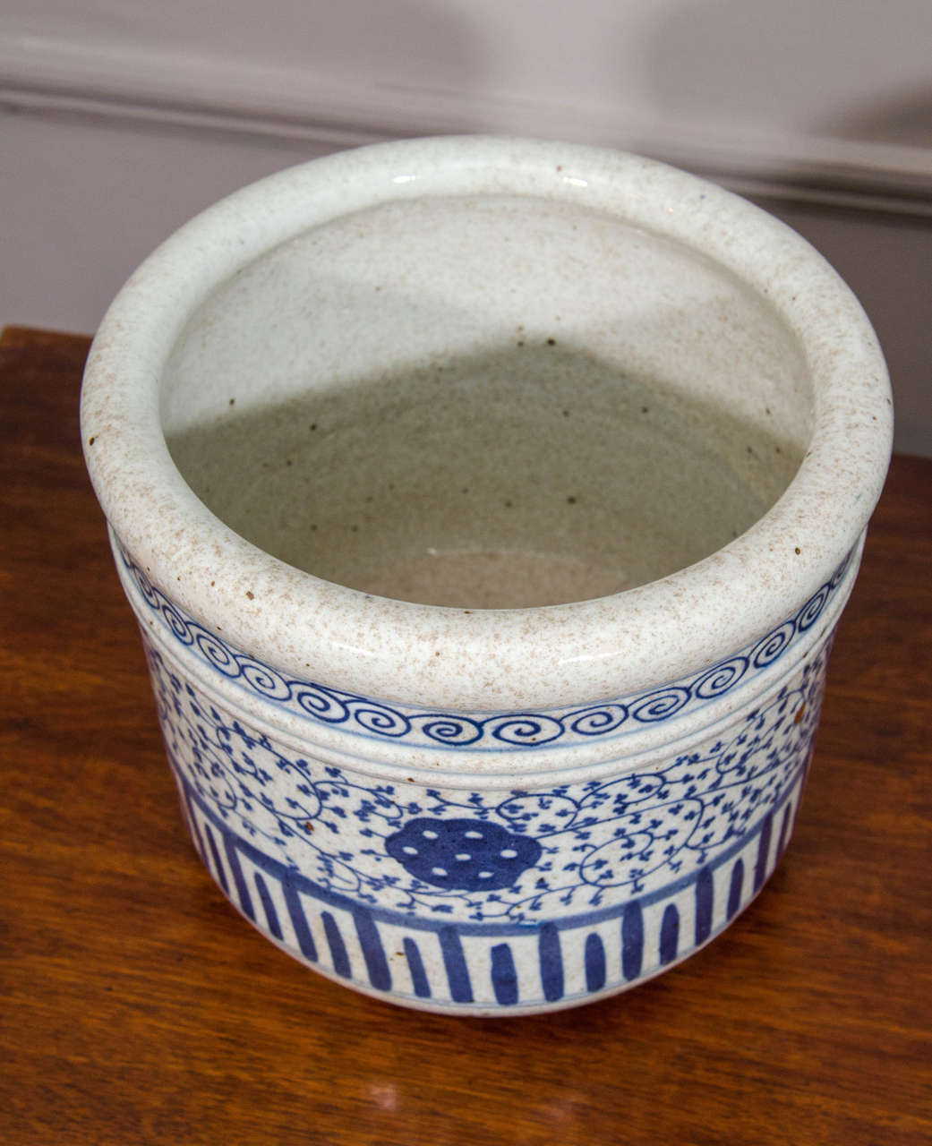 Pair of Blue and White Porcelain Pots For Sale at 1stdibs