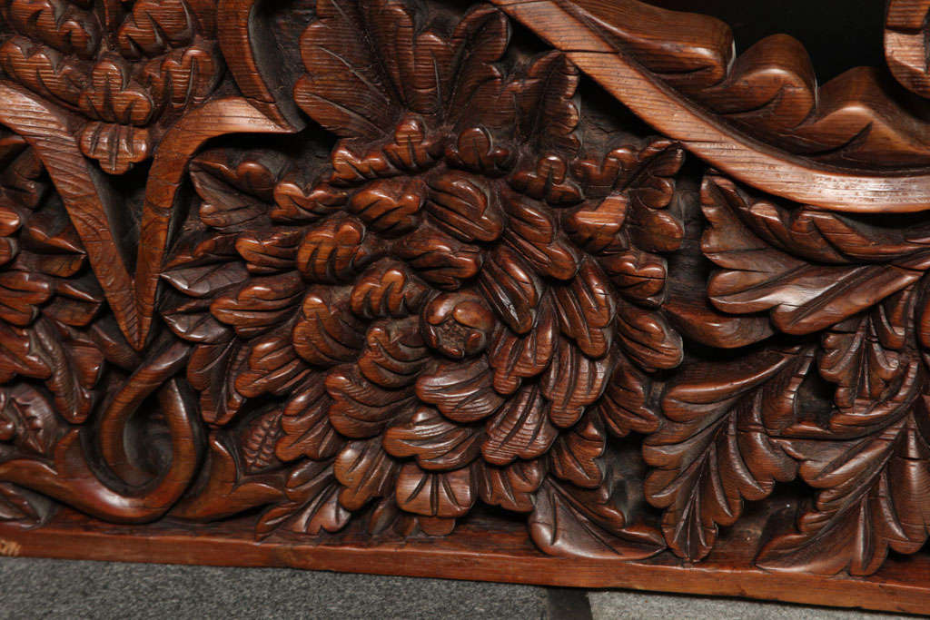 Javanisches architektonisches geschnitztes Teakholz-Paneel aus dem 19. Jahrhundert mit Laubmotiven im Angebot 3