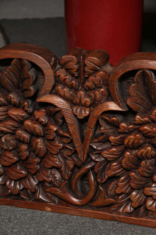 Javanisches architektonisches geschnitztes Teakholz-Paneel aus dem 19. Jahrhundert mit Laubmotiven im Angebot 4
