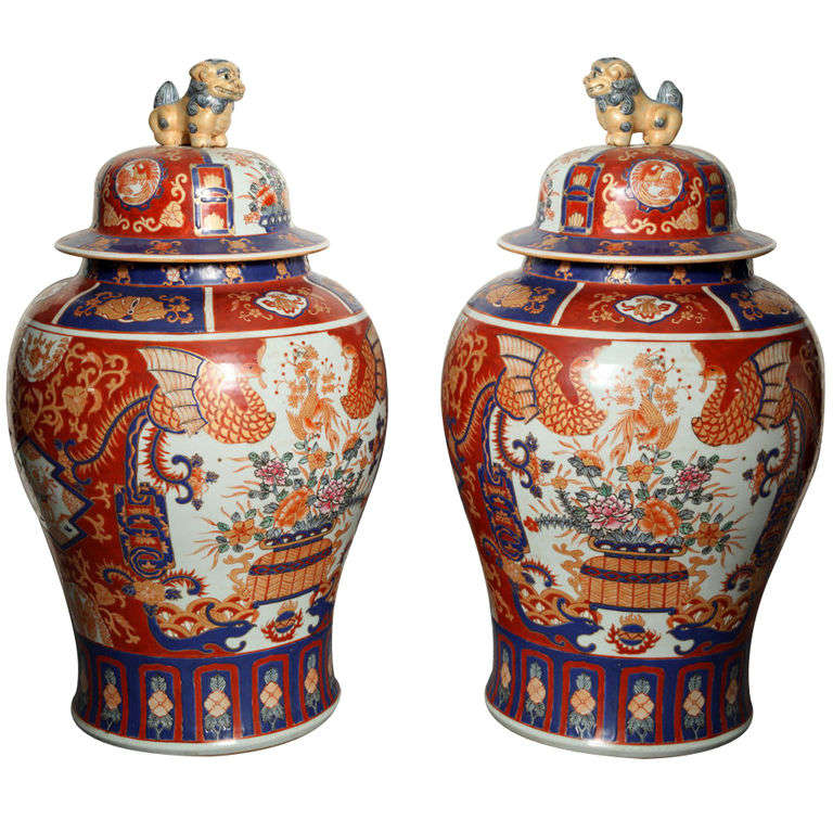 A PAIR OF PORCELAIN COVERED JARS. JAPANESE, 20th CENTURY For Sale