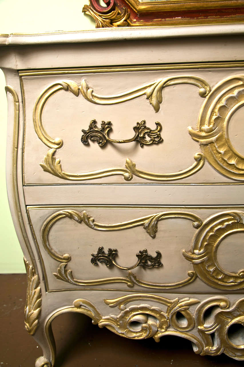 Louis XV Commode bombée française crêpe peinte et dorée à la feuille en vente