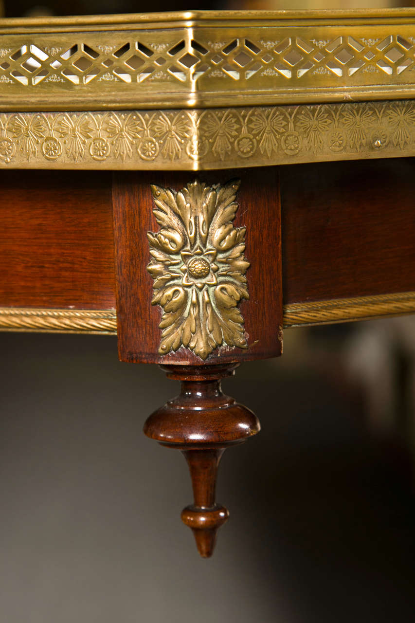 French Octagonal Rosewood End Table In Good Condition In Manhasset, NY
