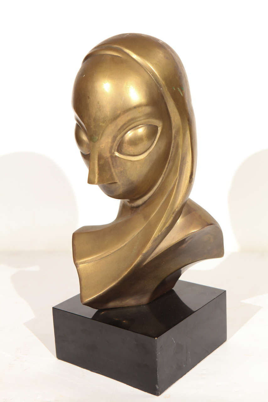 Un magnifique buste de femme en laiton du milieu du siècle dernier monté sur une base en Lucite noire. Il y a une légère bosse (à peine perceptible) à l'arrière de la tête. Très présentable et impressionnant.