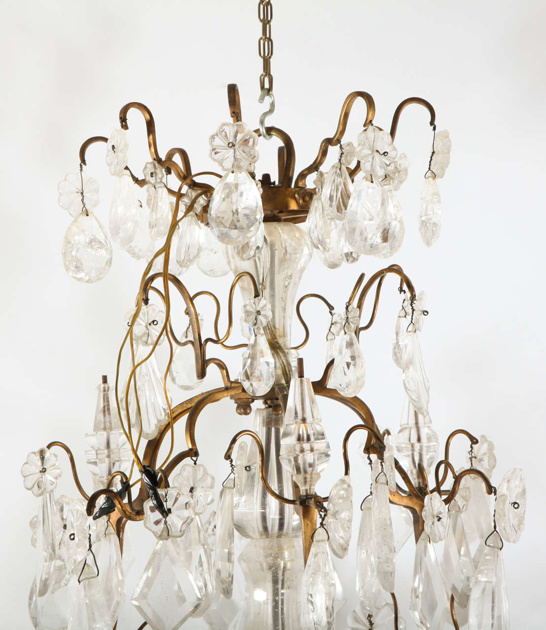 A  Louis XV period gilded bronze rock crystal chandelier In Good Condition In Rome, IT