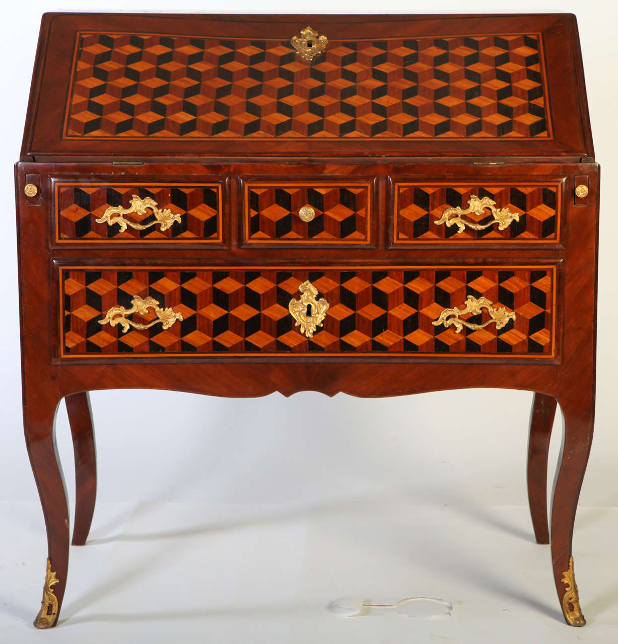 A French Ormolu-Mounted Marqueterie Bureau De Dame.

Transition Louis XV-Louis XVI, vers 1760