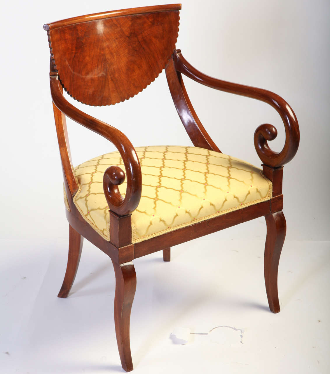 A  fine set of Nord-Italian walnut chairs (8) and a pair of armchairs,
covered in yellow cream silk.
Lombardie, last quarter of the 18th Century.