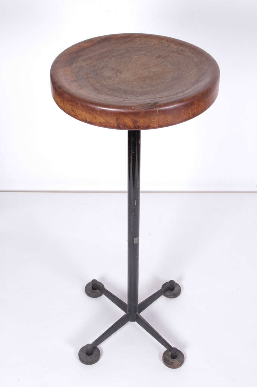 Tall bar stool in painted metal, oak seat, adjustable feet.

Provenance: Cite Radieuse, Marseille, France