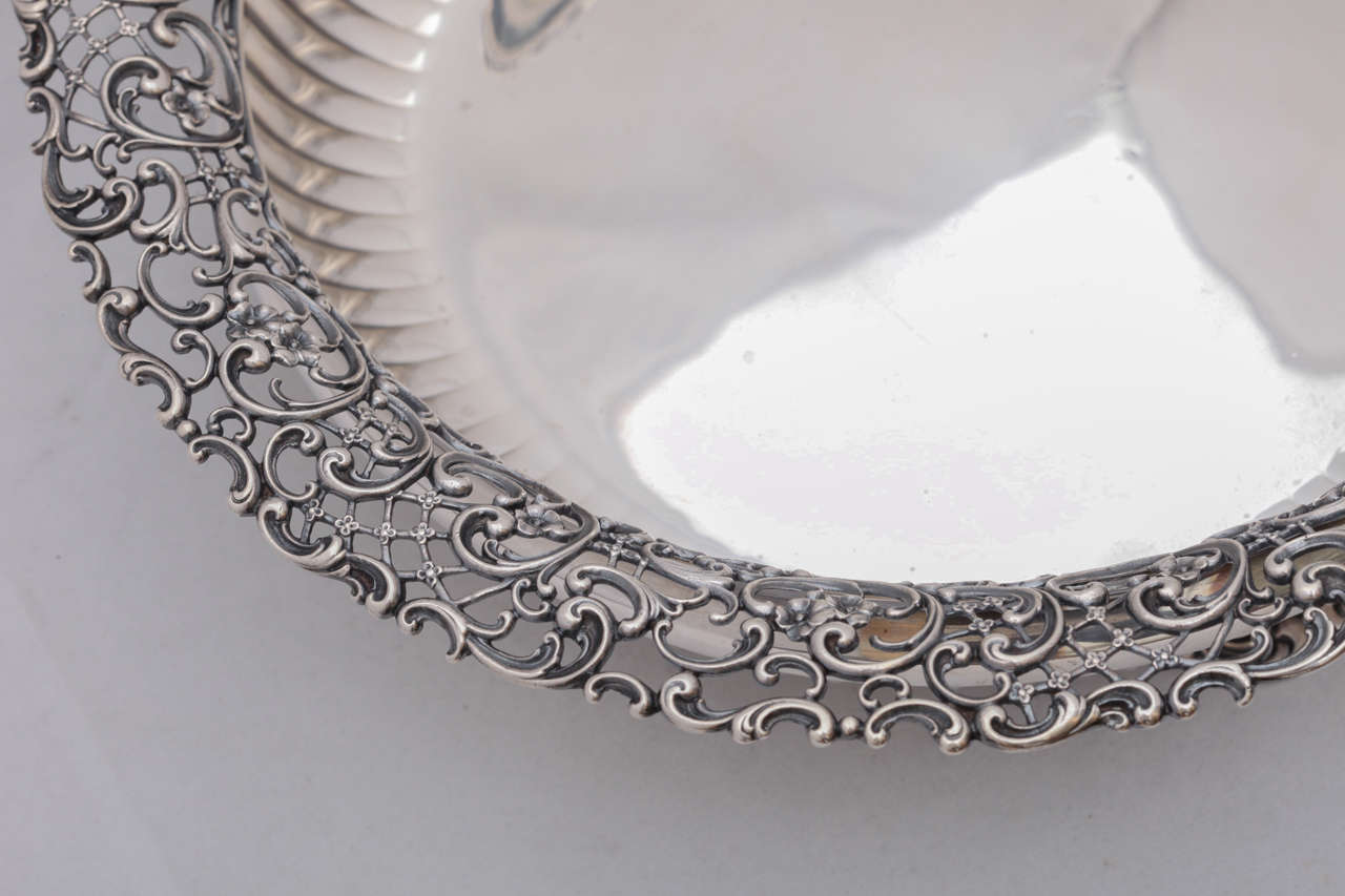 Sterling Silver Victorian Footed Centrepiece Bowl In Excellent Condition For Sale In New York, NY
