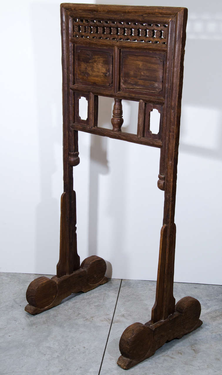 An unusual antique garment Stand in excellent condition. Beautiful patina. Shanxi Province, circa 1850.
 