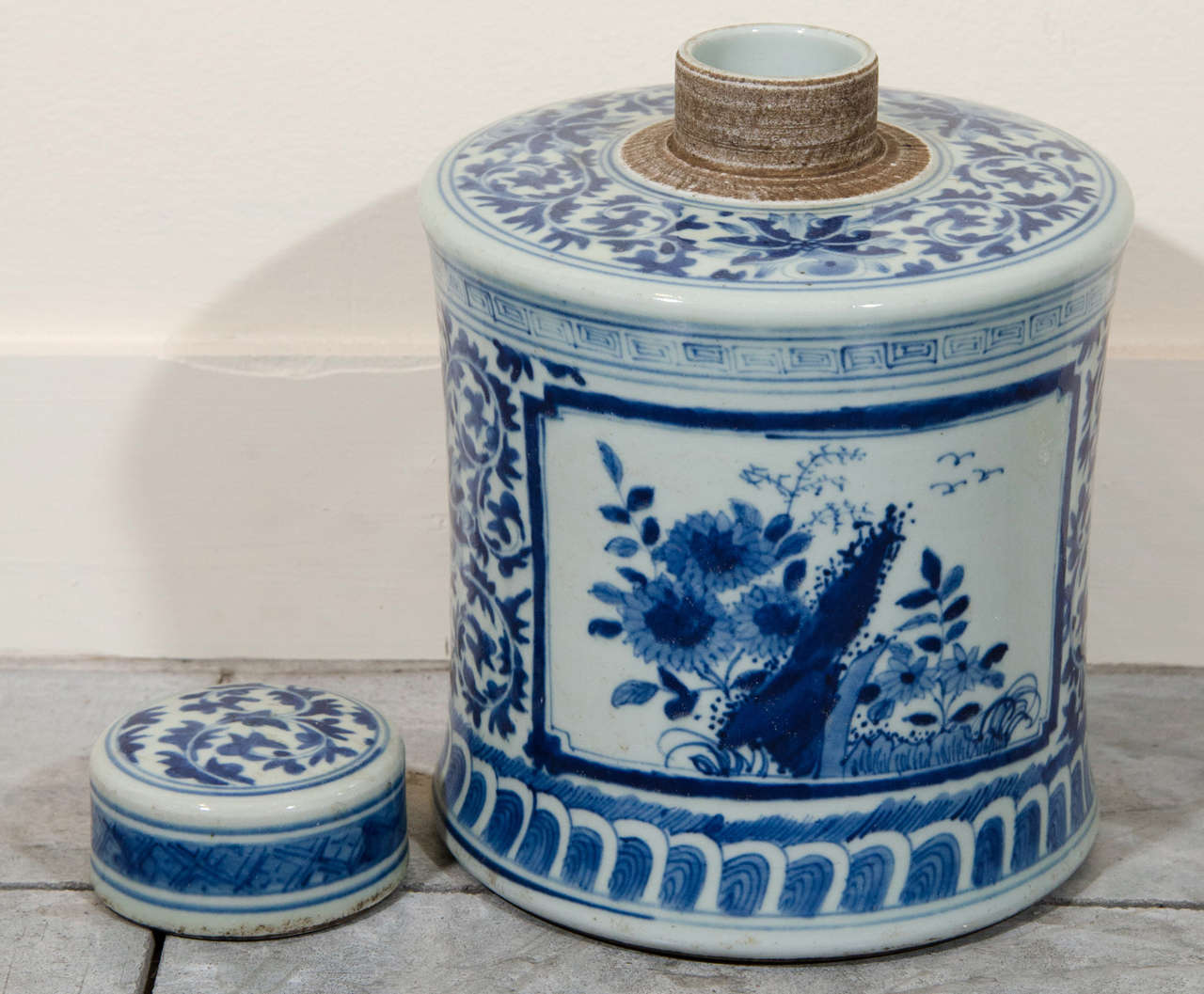 Antique Chinese Tea Jar In Excellent Condition In New York, NY