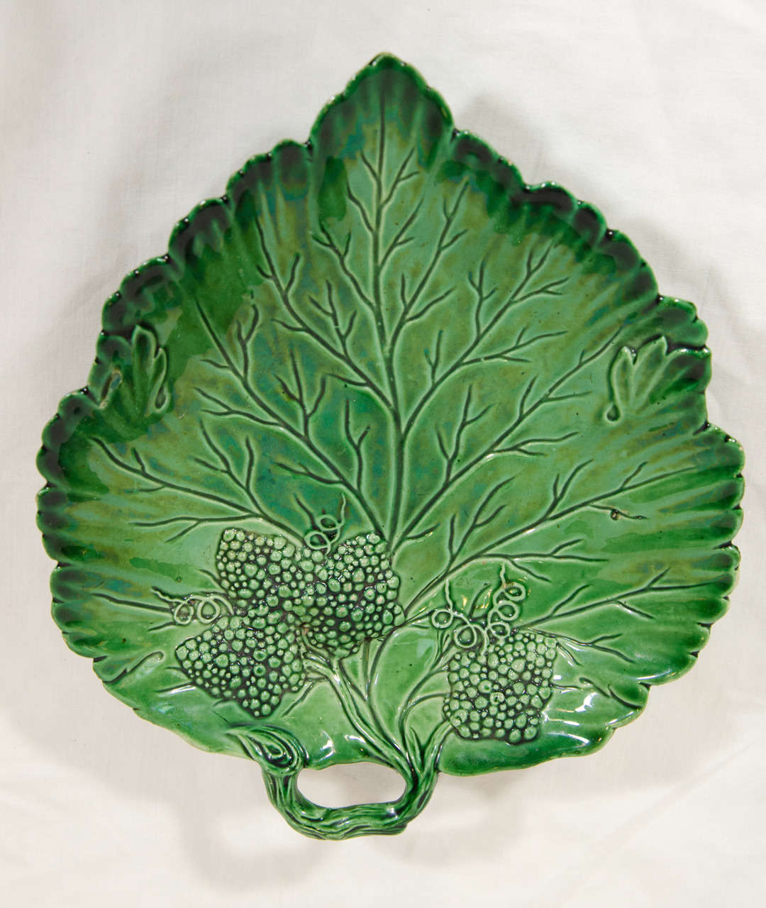 Provenance: Ex Jonathan Horne Antiques
An 18th century green glazed creamware grape leaf molded with impressed grapes.
The reverse with Jonathan Horne Antiques paper label.