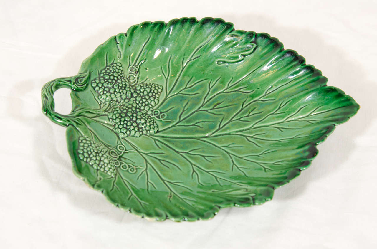 An 18th Century Green Glazed Creamware Leaf In Excellent Condition In Katonah, NY