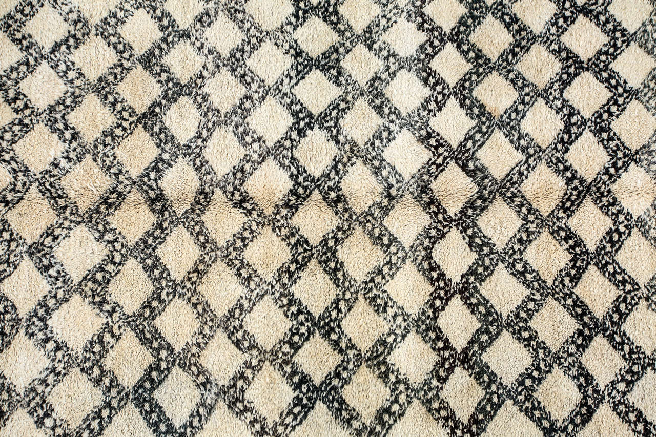 Moroccan shaggy and lush Berber rug from the Beni Ouarain tribes from the middle atlas mountains of Morocco. 
Vintage Very nice shaggy soft lush lamb-wool carpet handwoven with organic un-dyed ivory wool with asymmetrical diamond shape designs in