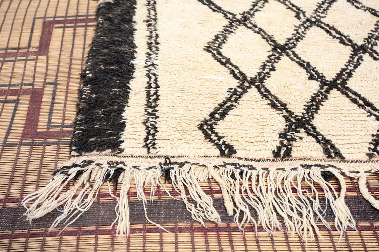 Vintage Moroccan Beni Ouarain Berber Rug In Good Condition For Sale In North Hollywood, CA
