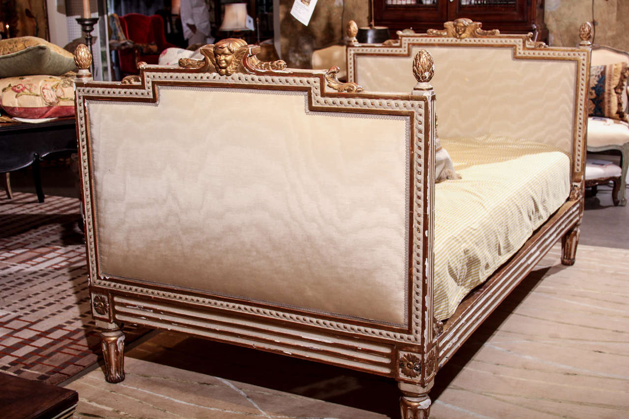 Neoclassical Italian Daybed with Carona For Sale