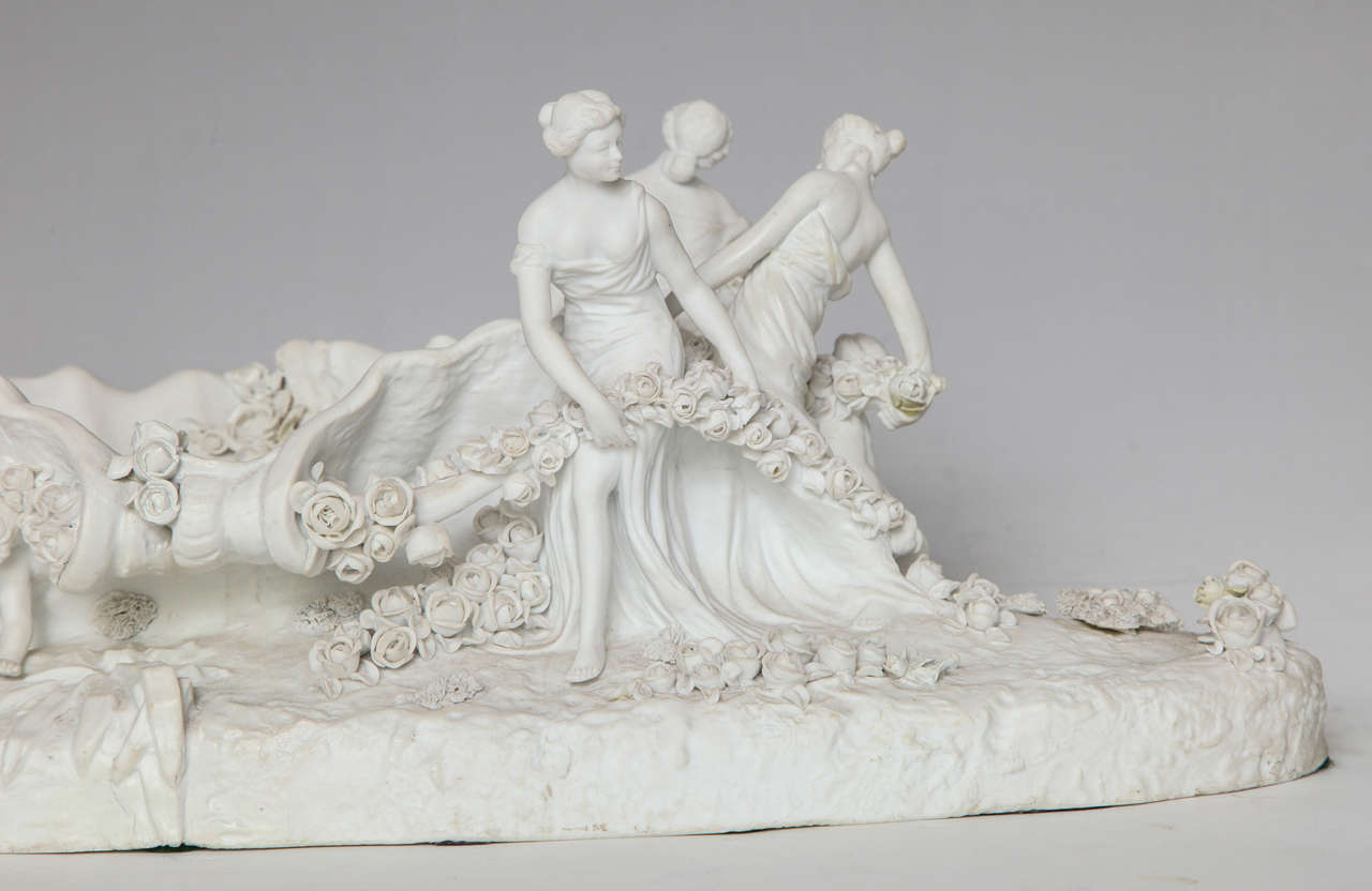 Louis XVI Grand centre de table figuratif en porcelaine biscuit blanc de Sèvres représentant une femme et des enfants en vente