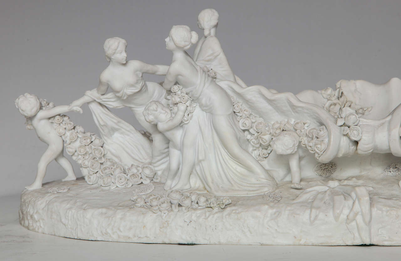 Français Grand centre de table figuratif en porcelaine biscuit blanc de Sèvres représentant une femme et des enfants en vente