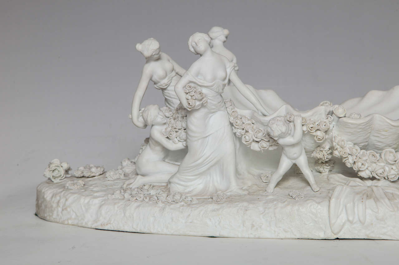 XIXe siècle Grand centre de table figuratif en porcelaine biscuit blanc de Sèvres représentant une femme et des enfants en vente