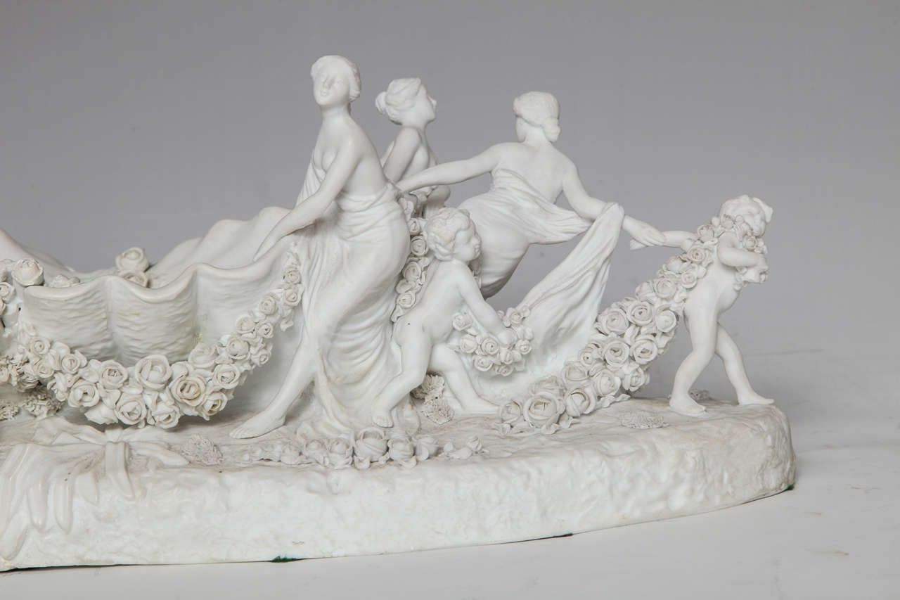 Gran centro de mesa de porcelana blanca de Bisque Sevres de mujer y niños Sèvres en venta