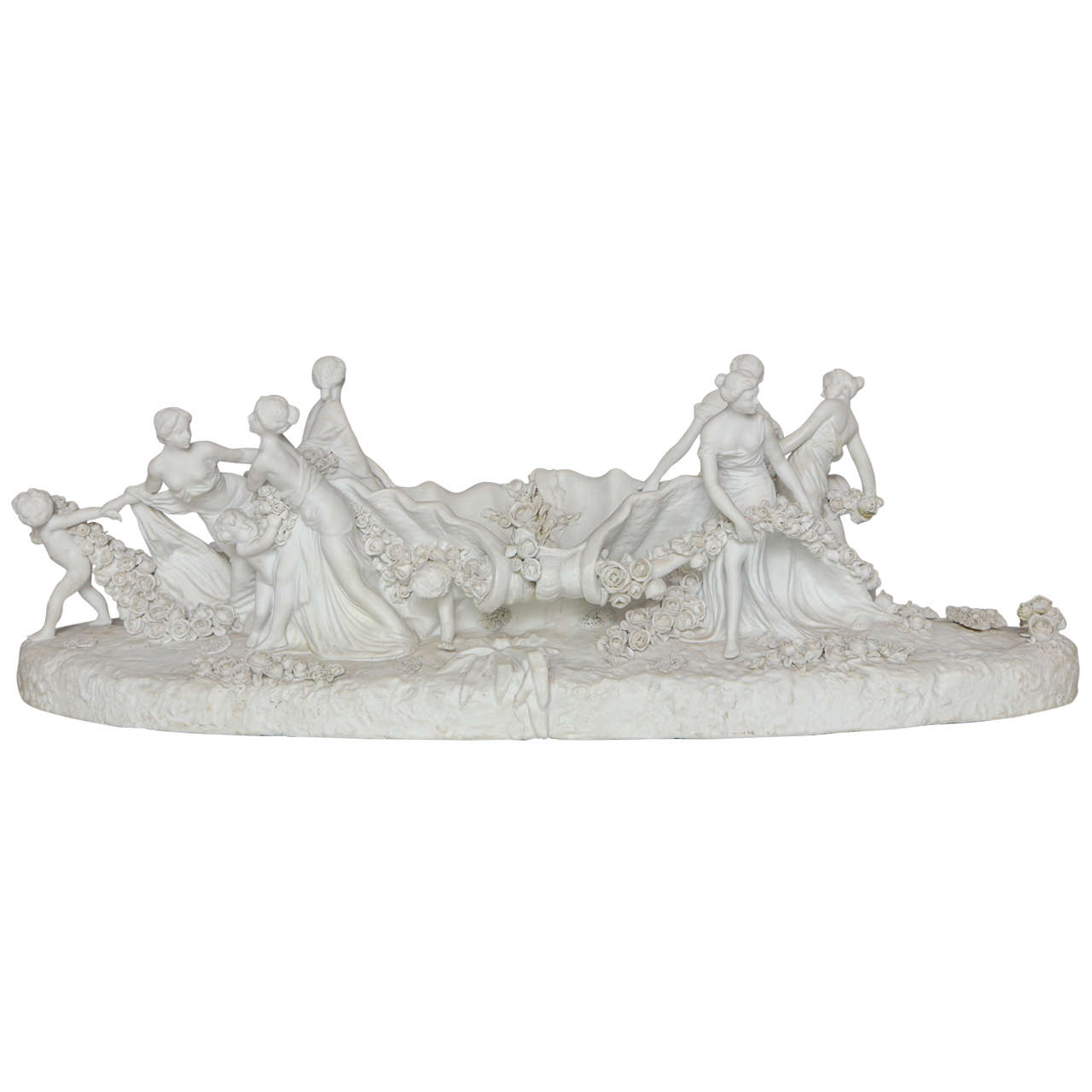 Grand centre de table figuratif en porcelaine biscuit blanc de Sèvres représentant une femme et des enfants