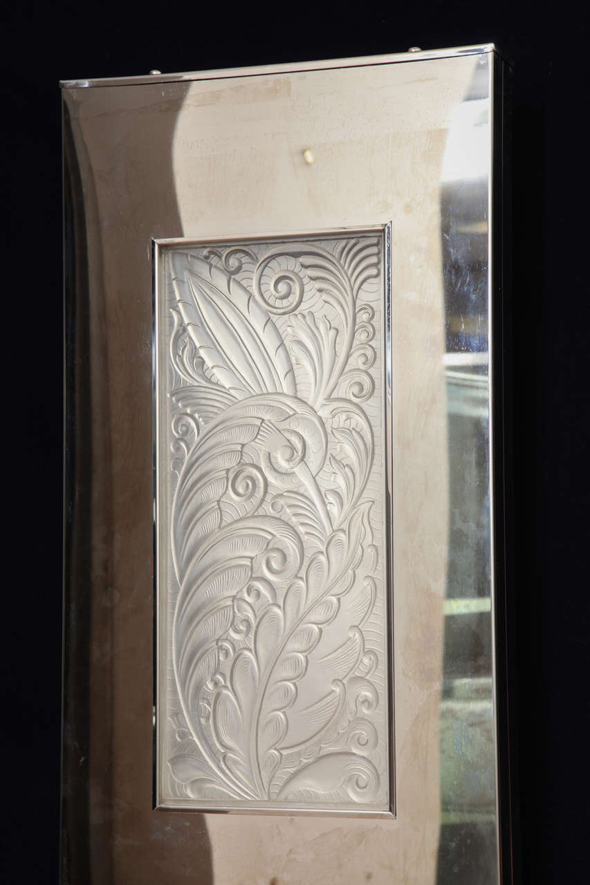 Paar Art-Déco-Lampen aus Glas und poliertem Stahl im Lalique-Stil (20. Jahrhundert) im Angebot