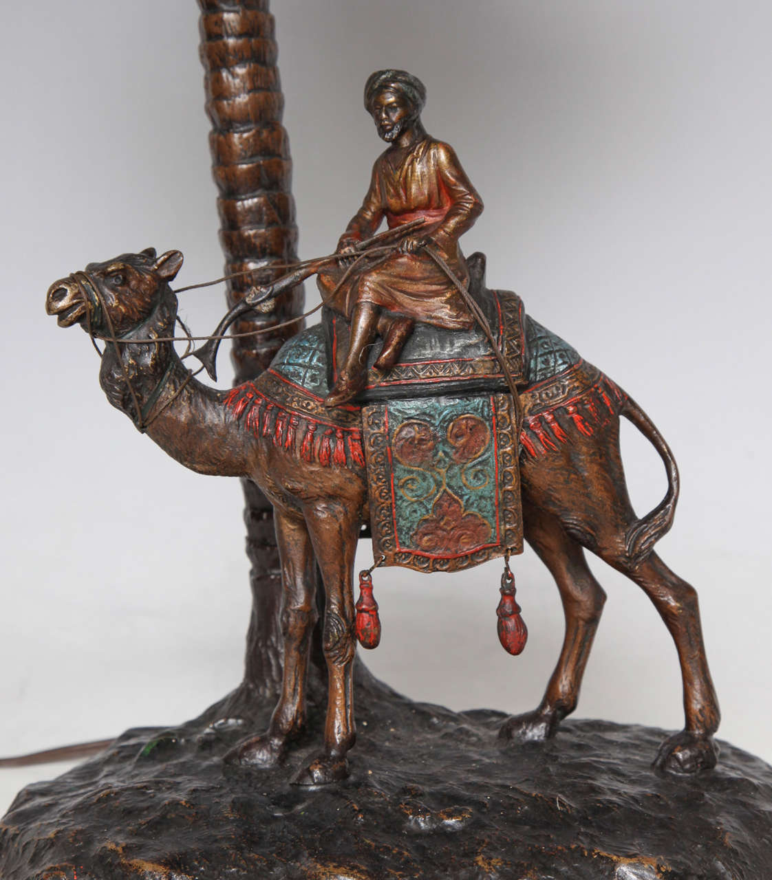 Orientalistische Wiener Lampe aus kalt bemalter Bronze, Bergman zugeschrieben (Österreichisch) im Angebot