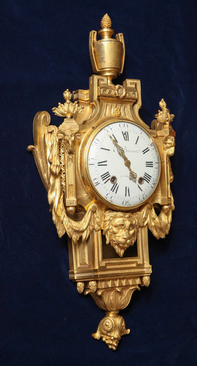 Pendule de cartel à sonnerie en bronze doré d'époque Louis XVI, XVIIIe siècle. Avec ses fonctions horlogères complètement intactes, cette étonnante horloge est en excellent état avec son pendule d'origine. Une urne est perchée au sommet de la