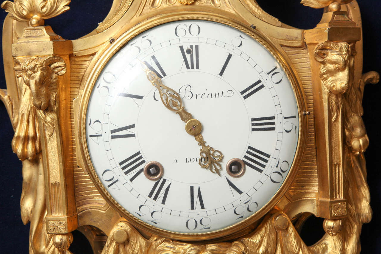 Ancienne horloge de cartel en bronze doré d'époque Louis XVI, XVIIIe siècle Excellent état - En vente à New York, NY