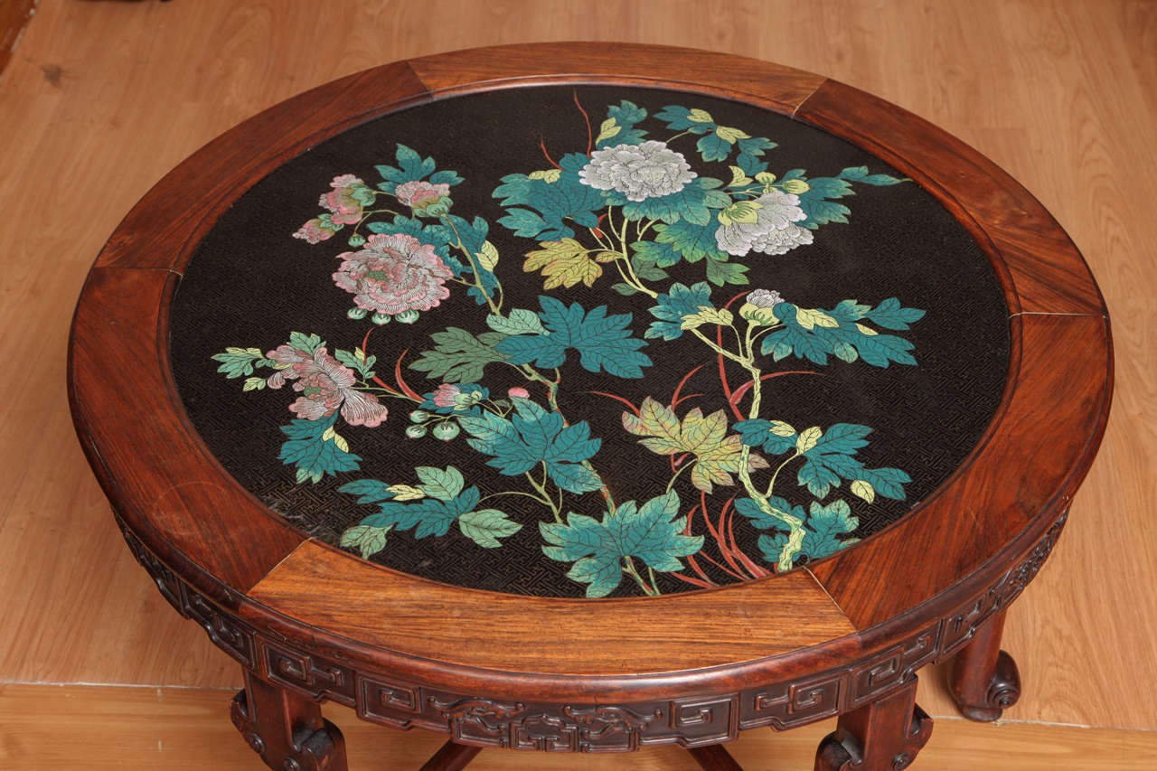 Chinois Ancienne table circulaire chinoise sculptée en bois de rose et émail à fleurs cloisonné en vente