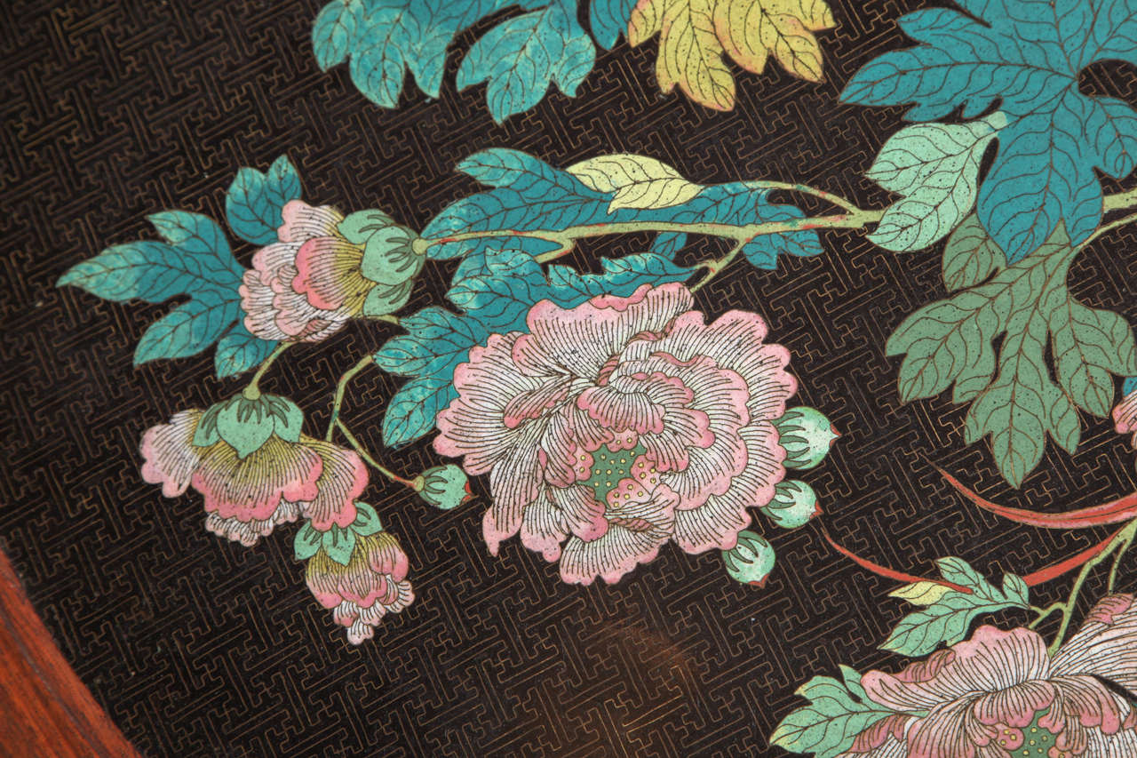 Cloisonné Ancienne table circulaire chinoise sculptée en bois de rose et émail à fleurs cloisonné en vente