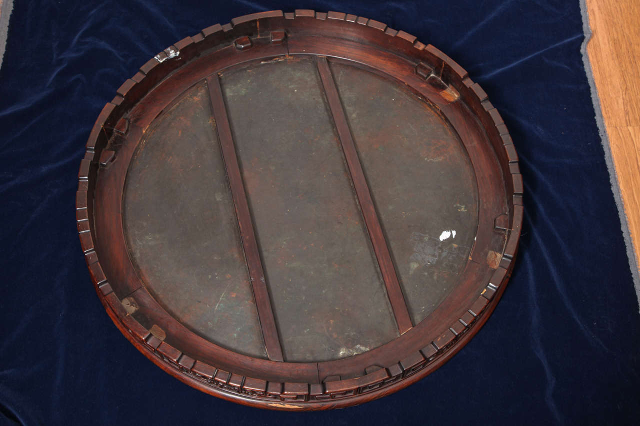 Émail Ancienne table circulaire chinoise sculptée en bois de rose et émail à fleurs cloisonné en vente